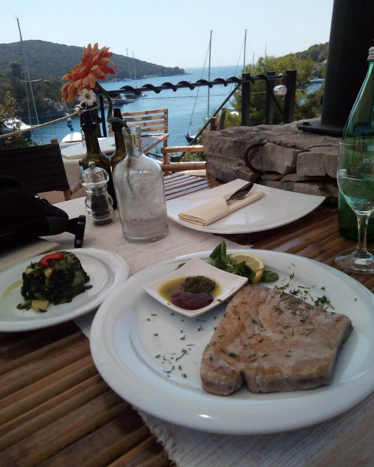 Seaside lunch experience on Šolta Island during boat tour